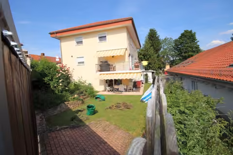 Zwangsversteigerung Zweifamilienhaus in Karben, Rendel – Westfassade mit Balkon, Terrasse und Garten.