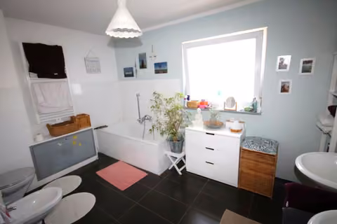 Zwangsversteigerung Zweifamilienhaus in Karben, Rendel – Gepflegtes Tageslichtbad der Wohnung Nr. 1 (Stand 2021).