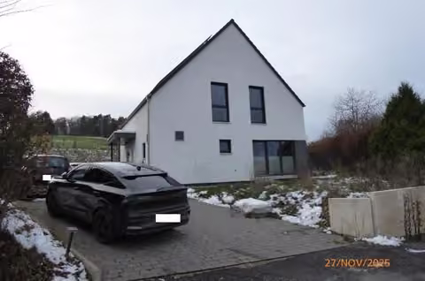 Zwangsversteigerung Einfamilienhaus in Allendorf (Eder), Bromskirchen – Frontalansicht des freistehenden Einfamilienhauses mit Vorplatz.