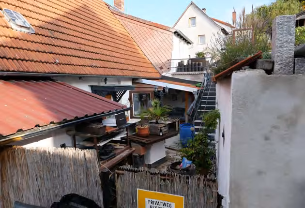 Zwangsversteigerung Einfamilienhaus in Gersfeld, Hettenhausen – Rückansicht des Wohnhauses und Terrassenfläche Ost.