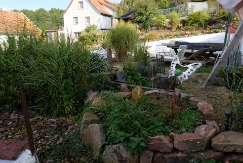 Zwangsversteigerung Einfamilienhaus in Gersfeld, Hettenhausen – Rückwärtiges Gartengrundstück im Hangbereich.