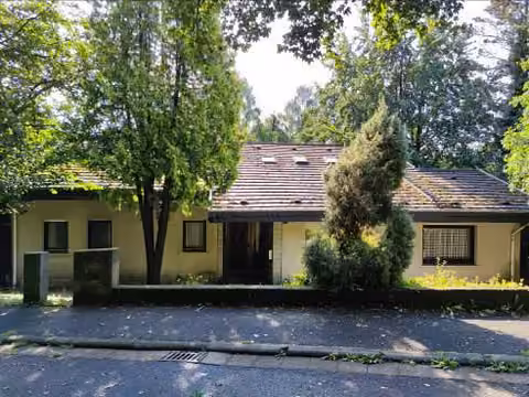 Zwangsversteigerung Einfamilienhaus in Brachttal, Spielberg – Vorderansicht des Einfamilienhauses von Westen mit Hauseingangsbereich und Vorgarten.