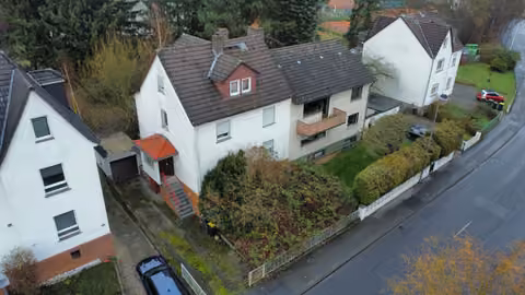 Zwangsversteigerung Mehrfamilienhaus in Kassel, Nordshausen – Schrägluftbild der Dreifamilien-Doppelhaushälfte mit Garage und Hofeinfahrt.