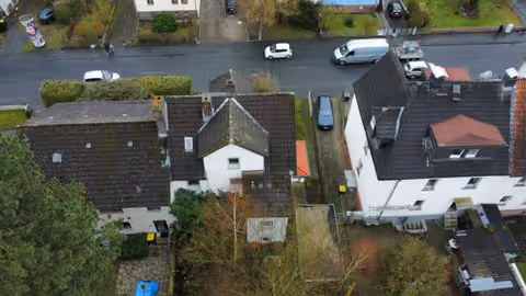 Zwangsversteigerung Mehrfamilienhaus in Kassel, Nordshausen – Detailansicht der Giebelseite und des Vorgartenbereichs.