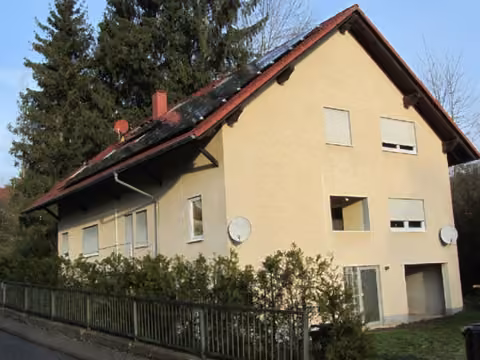 Zwangsversteigerung Zweifamilienhaus in Reichelsheim, Laudenau – Vorderansicht des Zweifamilienhauses von Süden.