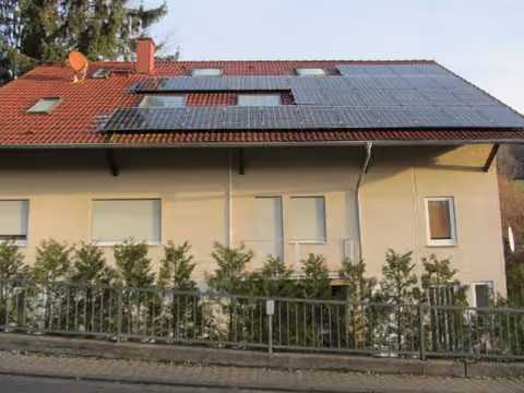 Zwangsversteigerung Zweifamilienhaus in Reichelsheim, Laudenau – Außenansicht Südwest mit Dachflächen und Photovoltaikanlage.