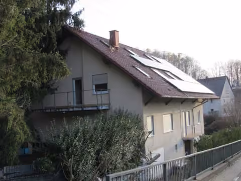 Zwangsversteigerung Zweifamilienhaus in Reichelsheim, Laudenau – Westansicht des Wohnhauses mit Balkonen.