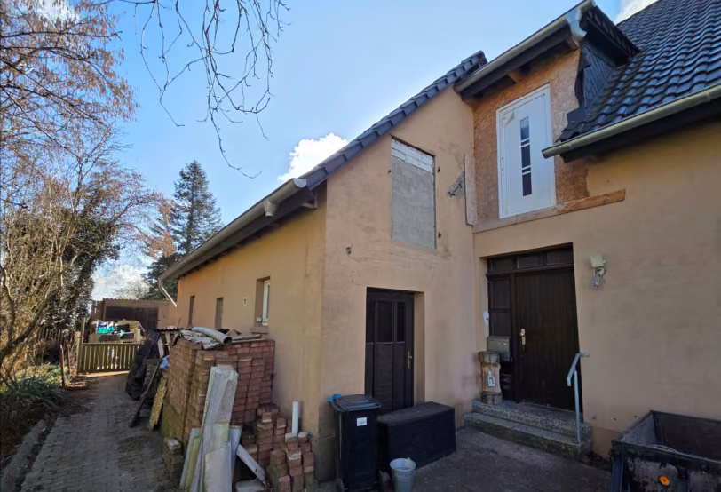 Zwangsversteigerung Einfamilienhaus in Stadthagen – Eingangsbereich des Wohngebäudes.