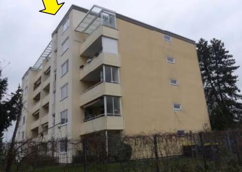 Zwangsversteigerung Eigentumswohnung in Burgdorf – Seitenansicht des Mehrfamilienwohnhauses.