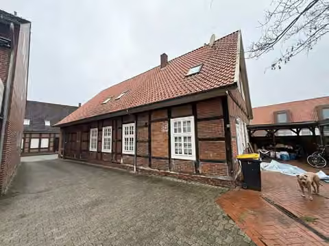 Zwangsversteigerung Einfamilienhaus in Quakenbrück – Außenansicht Ostseite des freistehenden Fachwerkwohnhauses mit Hofeinfahrt.