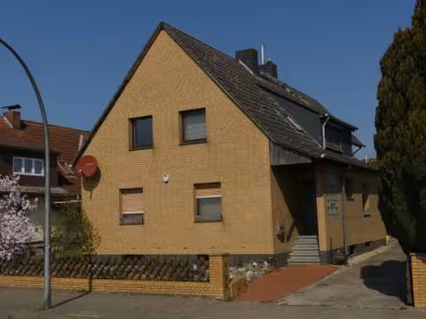 Zwangsversteigerung Einfamilienhaus in Salzgitter, Bleckenstedt – Straßenansicht und Grundstückszufahrt mit Blick auf das freistehende Wohngebäude.