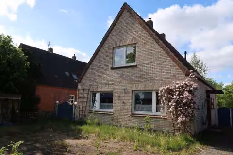 Zwangsversteigerung Einfamilienhaus in Apen – Südostansicht des freistehenden Einfamilienhauses mit Vorgarten.