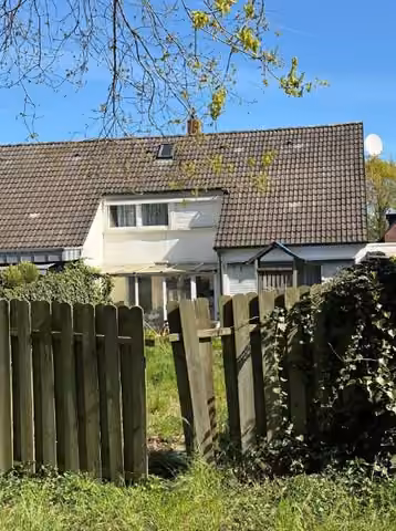 Zwangsversteigerung Reihenhaus in Cloppenburg, Emstekerfeld – Südliche Ansicht des Reihenendhauses mit Gartenbereich.