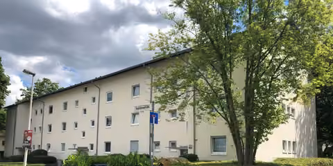 Zwangsversteigerung Eigentumswohnung in Bonn, Duisdorf – Außenansicht des Mehrfamilienhauses und der Wohnanlage in der Augustinusstraße.