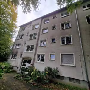 Zwangsversteigerung Eigentumswohnung in Mülheim an der Ruhr, Heißen / Fulerum – Vorderansicht des Mehrfamilienhauses Richard-Gerlach-Straße 12 mit Markierung der Wohnung.