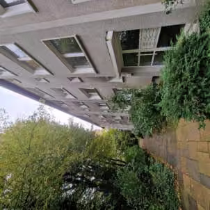 Zwangsversteigerung Eigentumswohnung in Mülheim an der Ruhr, Heißen / Fulerum – Zugangsbereich zu den Hauseingängen Richard-Gerlach-Straße 8, 10, 12.