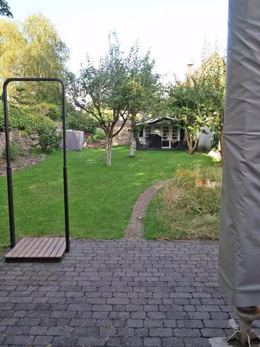 Zwangsversteigerung Einfamilienhaus in Bochum, Linden – Blick über die großzügige Gartenfläche mit Gehölzen.