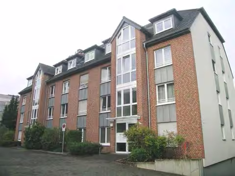 Zwangsversteigerung Eigentumswohnung in Düsseldorf, Holthausen – Nord-Ost-Außenansicht des Wohnhauses Meyerhofstraße 11a.