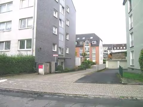 Zwangsversteigerung Eigentumswohnung in Düsseldorf, Holthausen – Zufahrt zum Bewertungsgrundstück über das vorgelagerte Fremdgrundstück.