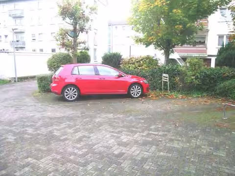 Zwangsversteigerung Eigentumswohnung in Düsseldorf, Holthausen – Offener Pkw-Außenstellplatz im Sondernutzungsrecht.