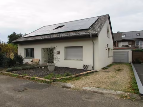 Zwangsversteigerung Einfamilienhaus in Goch, Pfalzdorf – Vorderansicht mit Zufahrt zur rechts angebauten Garage.