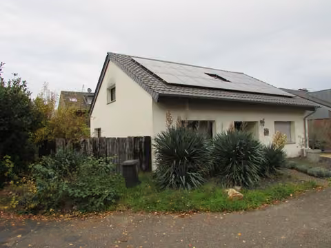 Zwangsversteigerung Einfamilienhaus in Goch, Pfalzdorf – Seitenansicht des Wohnhauses vom Straßeneck aus gesehen.