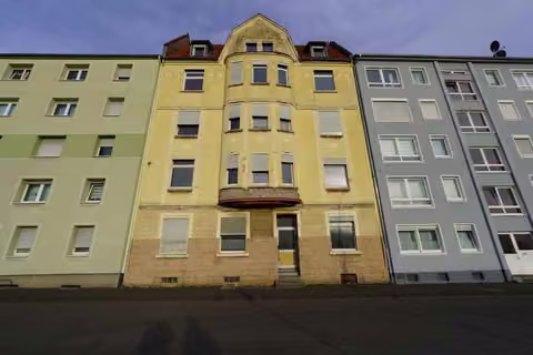 Zwangsversteigerung Mehrfamilienhaus in Hagen, Eckesey – Straßenseitige Westansicht des Mehrfamilienhauses Brinkstraße 8.
