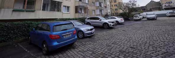 Zwangsversteigerung Mehrfamilienhaus in Hagen, Eckesey – Rückwärtige Ostansicht mit Balkonanlagen.