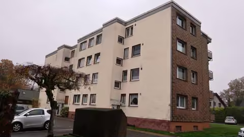 Zwangsversteigerung Eigentumswohnung in Hagen, Rummenohl – Außenansicht des Mehrfamilienhauses Ringstraße 10a und 10b von der Zugangsseite.