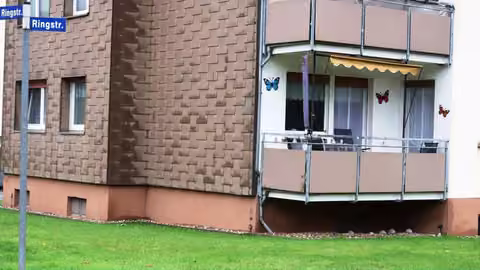 Zwangsversteigerung Eigentumswohnung in Hagen, Rummenohl – Erdgeschoss-Balkon und Fassadenbereich der Wohneinheit.