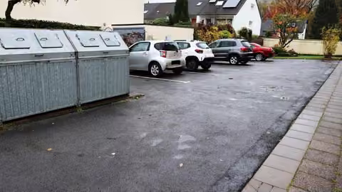 Zwangsversteigerung Eigentumswohnung in Hagen, Rummenohl – Gemeinschaftlicher Pkw-Stellplatzbereich und Müllbehälterstandplatz.