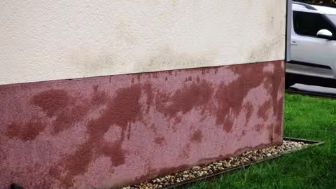 Zwangsversteigerung Eigentumswohnung in Hagen, Rummenohl – Detailaufnahme der Putzschäden und Verfärbungen im Sockelbereich.