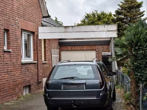 Zwangsversteigerung Einfamilienhaus in Harsewinkel, Marienfeld – Ansicht der angebauten Einzelgarage mit Stahlschwingtor.