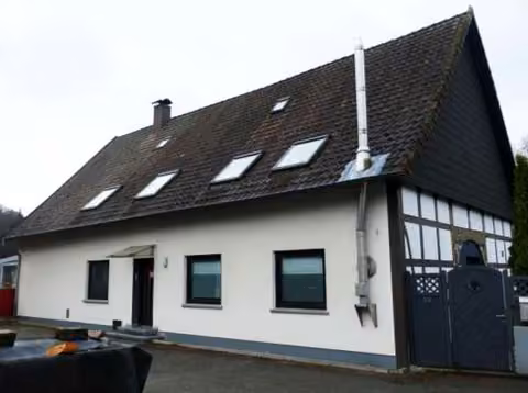 Zwangsversteigerung Doppelhaushälfte in Lemgo, Voßheide – Ost-Ansicht des Hauptgebäudes mit Straßenfront und Eingangsbereich.