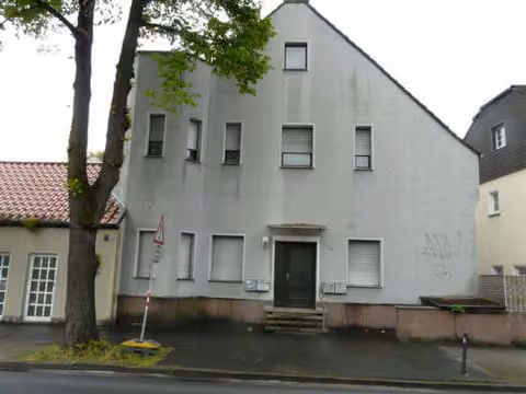 Zwangsversteigerung Mehrfamilienhaus in Hamm, Mitte – Straßenansicht des Hauptgebäudes Ostenwall 71a von Norden.