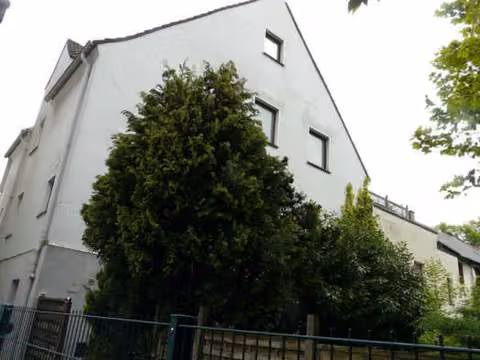 Zwangsversteigerung Mehrfamilienhaus in Hamm, Mitte – Südwestansicht des Mehrfamilienhauses mit Gartenbereich.