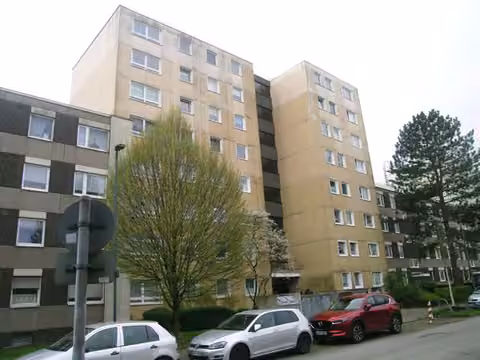 Zwangsversteigerung Eigentumswohnung in Düsseldorf, Lichtenbroich – Straßenansicht des mehrgeschossigen Wohngebäudes.