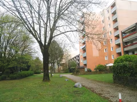 Zwangsversteigerung Eigentumswohnung in Düsseldorf, Lichtenbroich – Rückfront des Gebäudes mit parkartigen Gartenanlagen.
