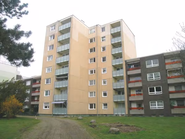 Zwangsversteigerung Eigentumswohnung in Düsseldorf, Lichtenbroich – Gartenansicht der Fassade mit Loggien.