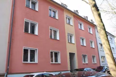 Zwangsversteigerung Mehrfamilienhaus in Wuppertal, Elberfeld – Straßenseitige Ansicht des Mehrfamilienhauses Charlottenstraße 85 in Wuppertal.