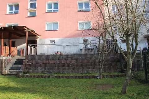 Zwangsversteigerung Mehrfamilienhaus in Wuppertal, Elberfeld – Rückansicht des Objekts mit Terrasse und Gartenanlage.