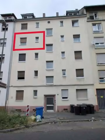 Zwangsversteigerung Eigentumswohnung in Ludwigshafen am Rhein, Mitte – Straßenansicht des Mehrfamilienhauses Kaiser-Wilhelm-Straße 88 mit Markierung der Wohnung im 3. OG.
