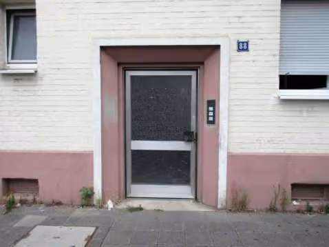 Zwangsversteigerung Eigentumswohnung in Ludwigshafen am Rhein, Mitte – Hauseingangsbereich des Mehrfamilienhauses.