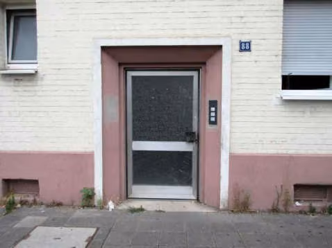 Zwangsversteigerung Eigentumswohnung in Ludwigshafen am Rhein, Mitte – Hauseingangsbereich des Mehrfamilienhauses.