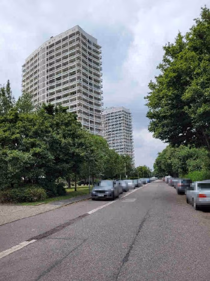 Zwangsversteigerung Eigentumswohnung in Ludwigshafen am Rhein, Friesenheim – Ostansicht des Hochhauses von der Zufahrtsstraße aus.
