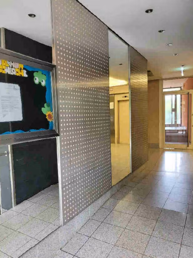 Zwangsversteigerung Eigentumswohnung in Ludwigshafen am Rhein, Friesenheim – Eingangsbereich und Flur des Erdgeschosses im Gemeinschaftseigentum.