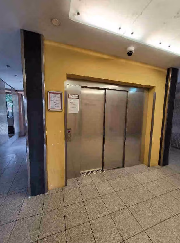 Zwangsversteigerung Eigentumswohnung in Ludwigshafen am Rhein, Friesenheim – Personenaufzugsanlage im Erdgeschoss des Wohnhauses.