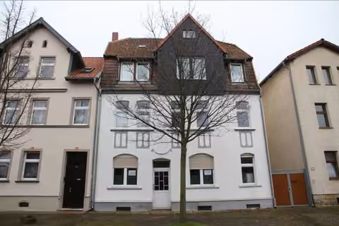 Zwangsversteigerung Mehrfamilienhaus in Quedlinburg – Straßenseitige Ansicht des Mehrfamilienhauses im Klopstockweg 52.