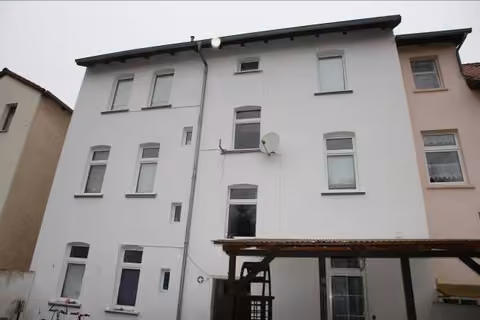 Zwangsversteigerung Mehrfamilienhaus in Quedlinburg – Hofseitige Ansicht des Gebäudes mit Nebengelass und Hofbereich.