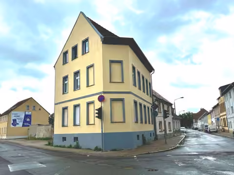 Zwangsversteigerung Mehrfamilienhaus in Schönebeck – Außenansicht des Mehrfamilienhauses an der Straßenecke.